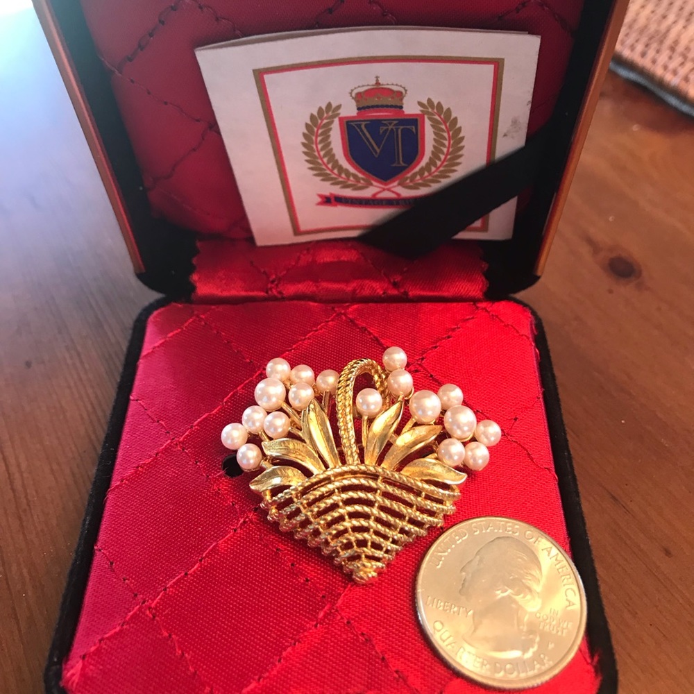 VT Vintage trifari brooch in original case